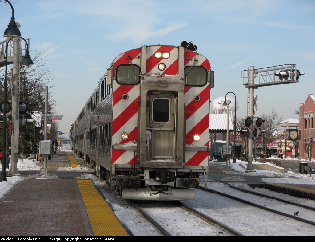 inbound-metra-train-making-a-quick-station-stop